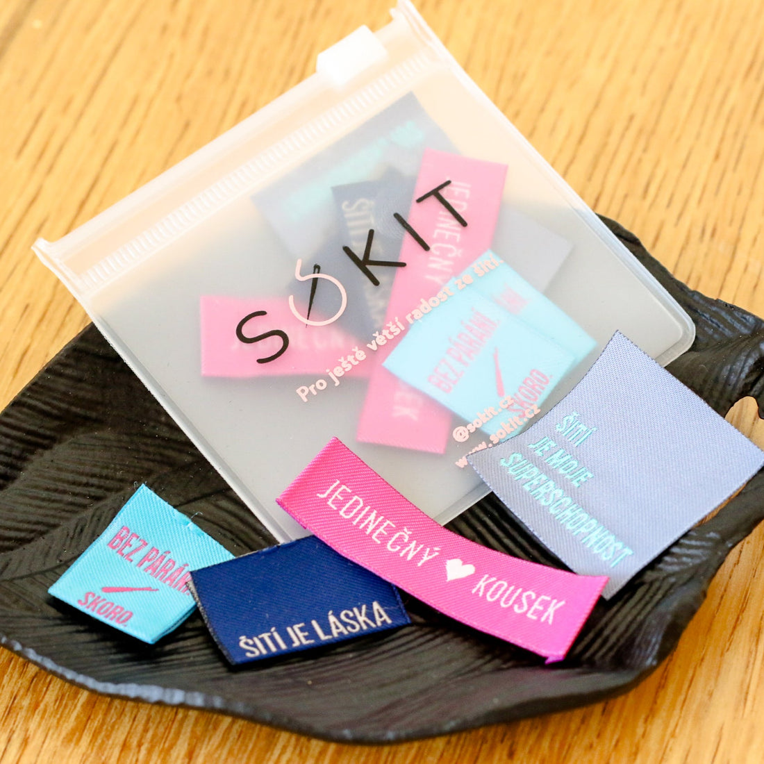 Dárkový set "Štítky Sókit Mix + Tenké černé špendlíky"